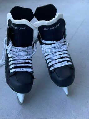 Like new CCM ribcor3 RIB XT youth skates youth size 5(USA); EU 39